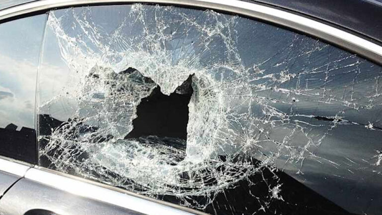 ಬೆಂಗಳೂರಲ್ಲಿ ಪುಂಡರ ಅಟ್ಟಹಾಸ : 22 ವಾಹನಗಳ ಗಾಜು ಪುಡಿಗಟ್ಟಿದ ದುಷ್ಕರ್ಮಿಗಳು