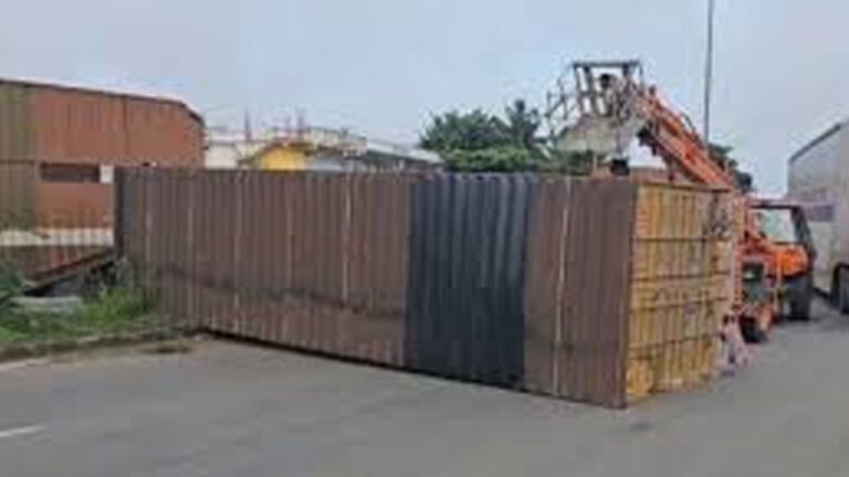 ನೆಲಮಂಗಲ ಟೋಲ್‌ ಬಳಿ ರಸ್ತೆಗೆ ಅಡ್ಡಲಾಗಿ ಉರುಳಿಬಿದ್ದ ಕಂಟೈನರ್‌