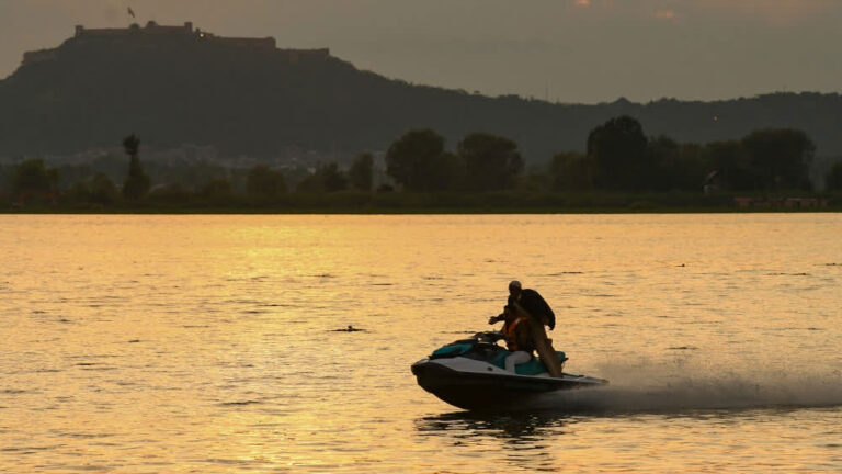 ದಾಲ್ ಸರೋವರದಲ್ಲಿ ಸ್ಪೋಟಗೊಂಡ ಶೆಲ್