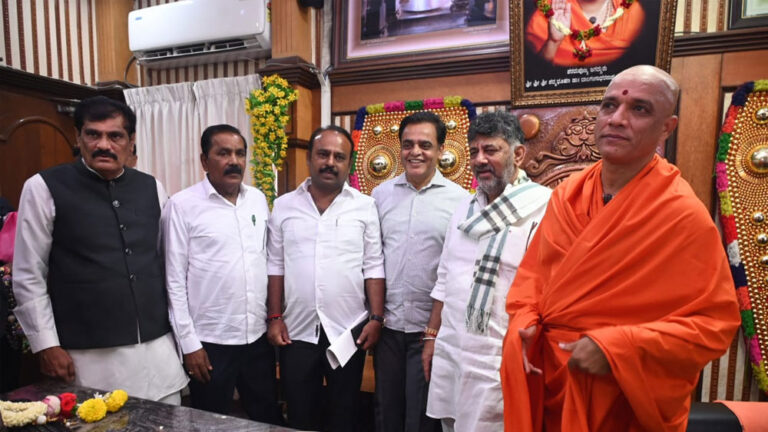 ಒಂದೇ ವೇದಿಕೆಯಲ್ಲಿ ಕಾಣಿಸಿಕೊಂಡ ಆಡಳಿತ-ವಿಪಕ್ಷದಲ್ಲಿರುವ ಒಕ್ಕಲಿಗ ಸಮುದಾಯದ ನಾಯಕರು