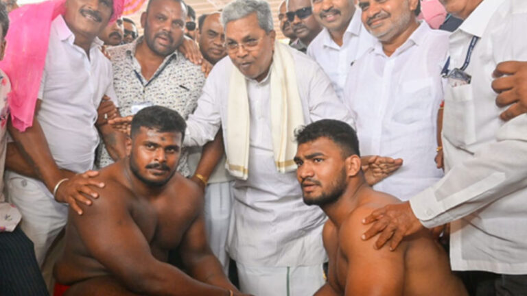 ದಸರಾ ಕುಸ್ತಿ ಪಂದ್ಯಾವಳಿ ವೀಕ್ಷಿಸಿದ ಸಿಎಂ ಸಿದ್ದರಾಮಯ್ಯ