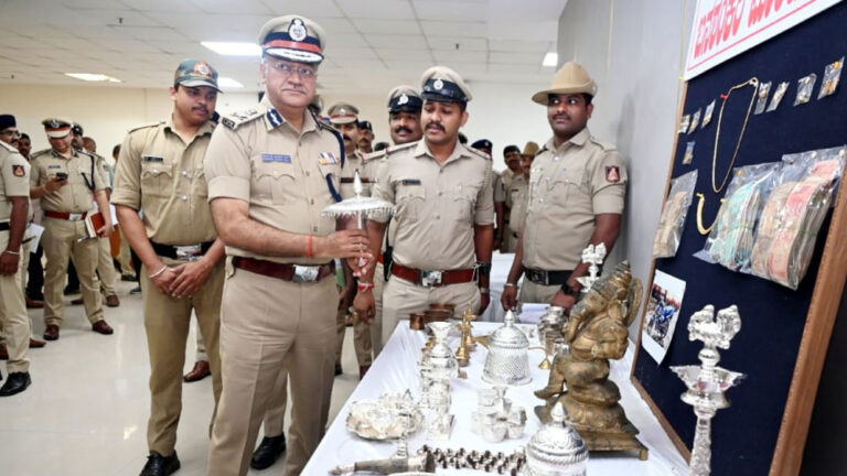 ವಿಲಾಸಿ ಜೀವನಕ್ಕಾಗಿ 13 ದೇವಸ್ಥಾನಗಳಿಗೆ ಕನ್ನ ಹಾಕುತ್ತಿದ್ದವರ ಬಂಧನ : 14 ಲಕ್ಷ ಮೌಲ್ಯದ ದೇವರ ಆಭರಣ ಜಪ್ತಿ