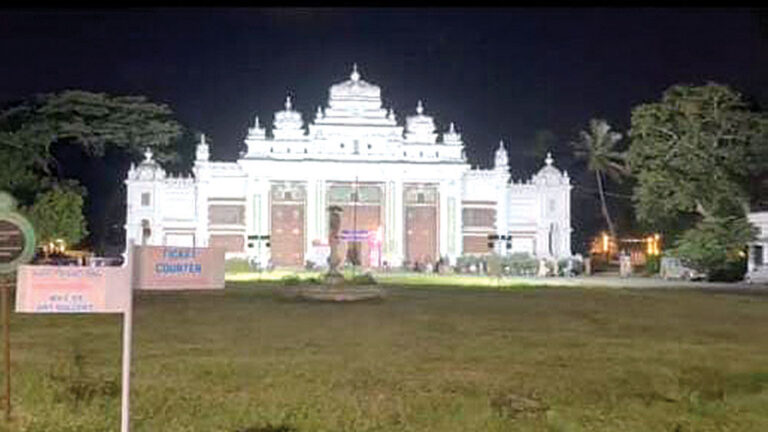 ಒಂದೆಡೆ ಮೈಸೂರು ದೀಪಾಲಂಕಾರದಿಂದ ಜಗಮಗಿಸುತ್ತಿದ್ದರೆ ಜಗನೋಹನ ಅರಮನೆಯಲ್ಲಿ ಮಾತ್ರ ಕಗ್ಗತ್ತಲು