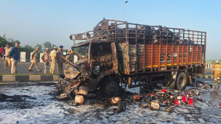 ಕಾರು ಮತ್ತು ಕ್ಯಾಂಟರ್ ನಡುವೆ ಭೀಕರ ಅಪಘಾತ : ಮಗು, ಮಹಿಳೆ ಸೇರಿ ನಾಲ್ವರ ಸಜೀವ ದಹನ