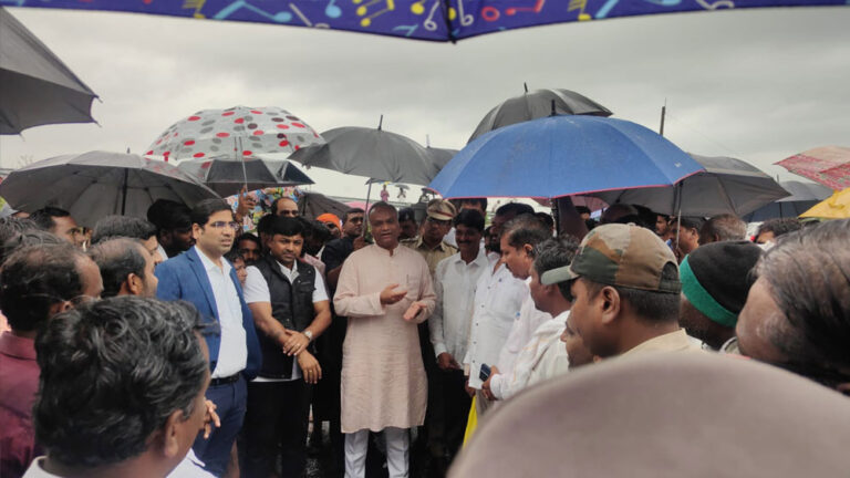 ಕಲಬುರಗಿ : ಪ್ರವಾಹ ಪೀಡಿತ ಪ್ರದೇಶಗಳಿಗೆ ಉಸ್ತುವಾರಿ ಸಚಿವ ಪ್ರಿಯಾಂಕ್‌ ಖರ್ಗೆ ಭೇಟಿ