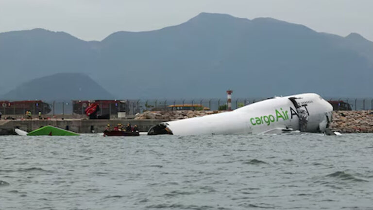 ಹಾಂಗ್‌ ಕಾಂಗ್‌ ರನ್‌ವೇಯಿಂದ ಸಮುದ್ರಕ್ಕೆ ಜಾರಿದ ಸರಕು ವಿಮಾನ, ಇಬ್ಬರು ಸಾವು