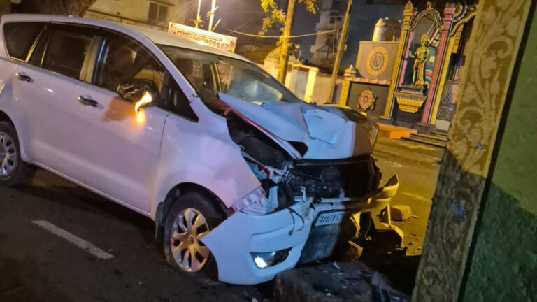 ಚಾಲಕನ ನಿಯಂತ್ರಣ ತಪ್ಪಿ ದೇವಸ್ಥಾನದ ಗೋಡೆಗೆ ಕಾರು ಡಿಕ್ಕಿ