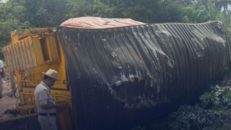 ರಸ್ತೆ ತಿರುವಿನಲ್ಲಿ ಉರುಳಿ ಬಿದ್ದ ಕಂಟೈನರ್‌, ಇಬ್ಬರ ಸಾವು