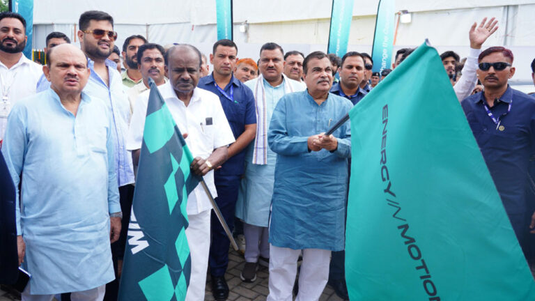 ಭಾರತದ ಮೊದಲ ಹೆವಿ-ಡ್ಯೂಟಿ ಬ್ಯಾಟರಿ ವಿನಿಮಯ ಕೇಂದ್ರಕ್ಕೆ ಚಾಲನೆ ನೀಡಿದ ಹೆಚ್ಡಿಕೆ ಮತ್ತು ಗಡ್ಕರಿ