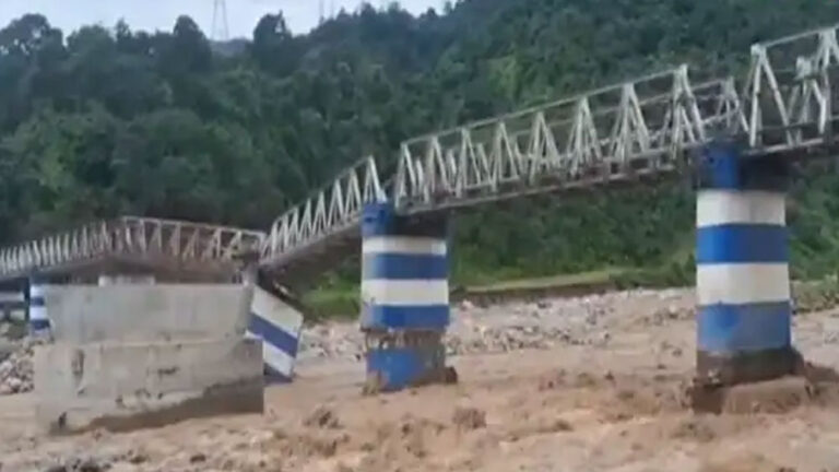 ಉತ್ತರ ಬಂಗಾಳದಾದ್ಯಂತ ನಿರಂತರ ಮಳೆ, ಭೂಕುಸಿತದಲ್ಲಿ 15ಕ್ಕೂ ಹೆಚ್ಚು ಮಂದಿ ಸಾವು