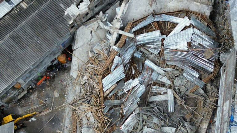 ಇಂಡೋನೇಷ್ಯಾದಲ್ಲಿ ಶಾಲಾ ಕಟ್ಟಡ ಕುಸಿತ ದುರಂತ : ಅವಶೇಷಗಳಡಿ ಸಿಲುಕಿದ 91 ವಿದ್ಯಾರ್ಥಿಗಳು