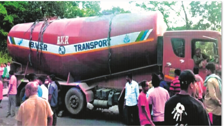 ಚಾರ್ಮಾಡಿ ಘಾಟಿನಲ್ಲಿ ಅಡ್ಡಲಾಗಿ ನಿಂತ ಟ್ಯಾಂಕರ್‌, ಸಂಚಾರಕ್ಕೆ ಅಡಚಣೆ