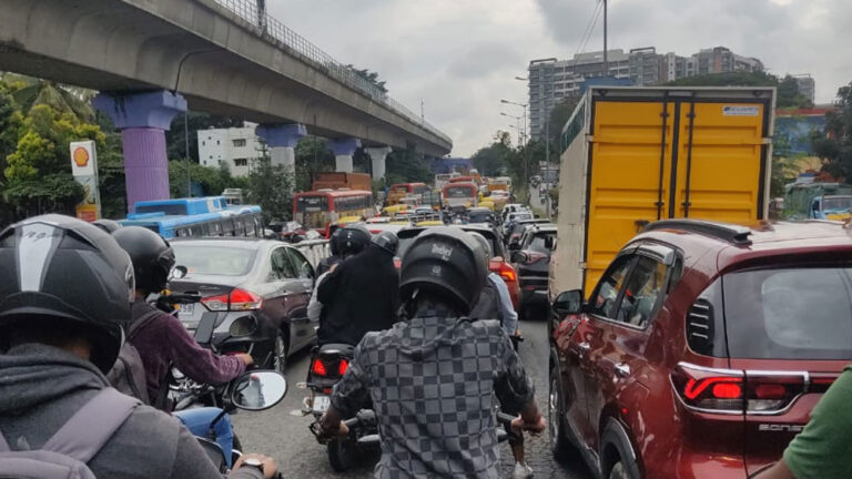 ರಜೆ ಮುಗಿಸಿ ಬೆಂಗಳೂರಿಗೆ ವಾಪಸ್ಸಾದ ಜನ, ಟ್ರಾಫಿಕ್ ಜಾಮ್‌, ಯಶವಂತಪುರ ಮೇಟ್ರೋ ಸ್ಟೇಷನ್‌ ಬಾಗಿಲು ಬಂದ್‌