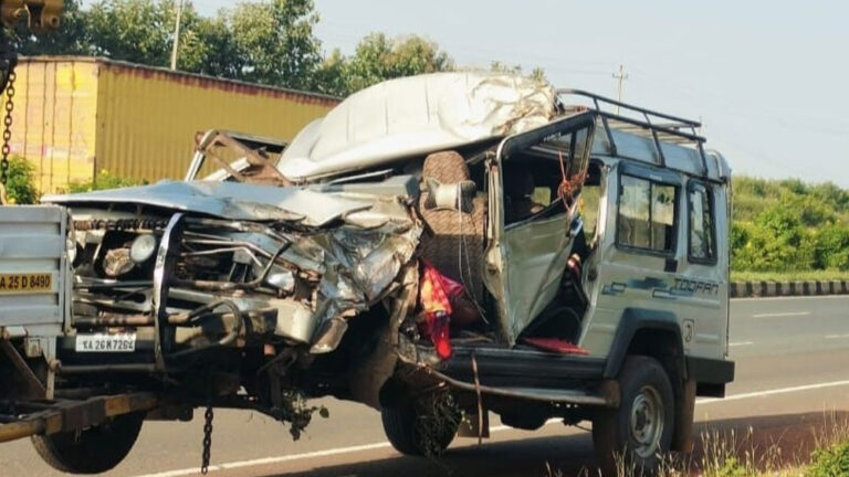ಧಾರವಾಡ : ಮರಕ್ಕೆ ಕ್ರೂಸರ್‌ ವಾಹನ ಡಿಕ್ಕಿಯಾಗಿ ಇಬ್ಬರು ಸಾವು