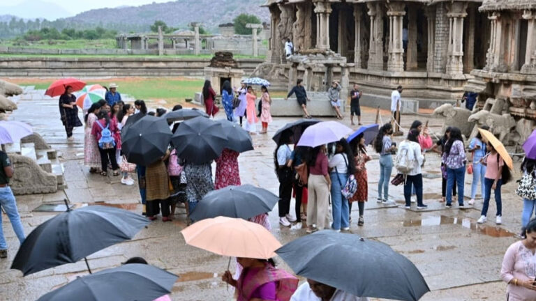 ಸಾಲು ಸಾಲು ರಜೆ ಹಿನ್ನೆಲೆಯಲ್ಲಿ ತುಂಬಿತುಳುಕುತ್ತಿರುವ ಪ್ರವಾಸಿತಾಣಗಳು, ದೇವಾಲಯಗಳು