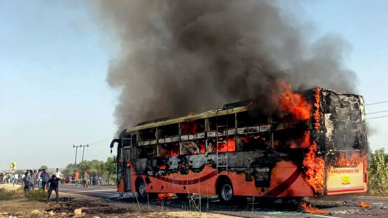 ಚಲಿಸುತ್ತಿದ್ದ ಬಸ್‌‍ಗೆ ಬೆಂಕಿ, 20 ಮಂದಿ ಸಜೀವ ದಹನ