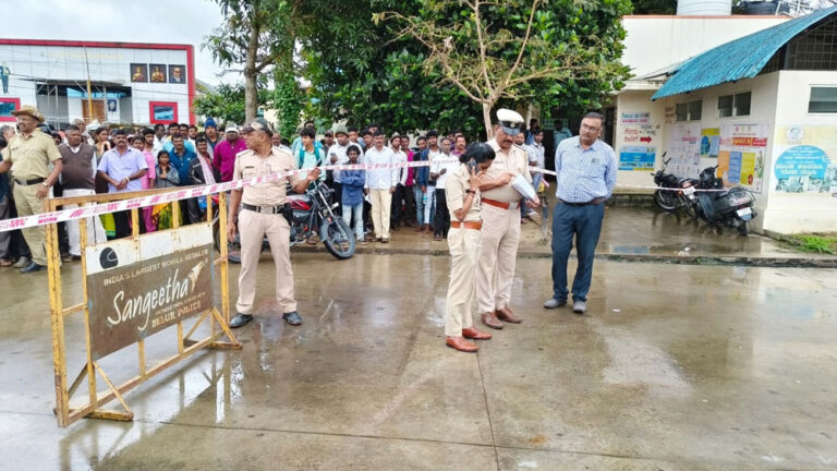 ಕ್ಷುಲ್ಲಕ ವಿಚಾರಕ್ಕೆ ಬಸ್‌‍ ನಿಲ್ದಾಣದಲ್ಲಿ ಪ್ರಯಾಣಿಕರೆದುರೇ ಯುವಕನ ಭೀಕರ ಹತ್ಯೆ