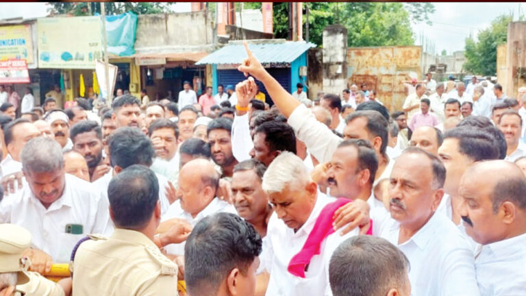 ಹಾಸನಾಂಬ ದರ್ಶನ : ಶಿಷ್ಟಾಚಾರ ಪಾಲಿಸದೆ ಕೇಂದ್ರ ಸಚಿವ ಕುಮಾರಸ್ವಾಮಿಯವರಿಗೆ ಆರೋಪ : ಜೆಡಿಎಸ್‌‍ನಿಂದ ಪ್ರತಿಭಟನೆ