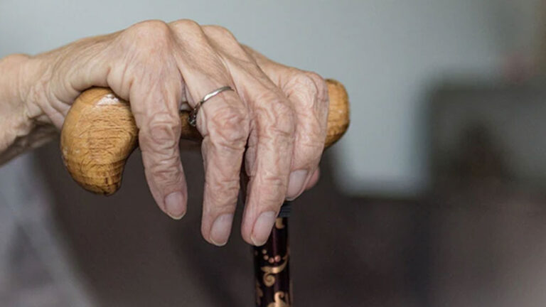 ಬಾಡಿಗೆ ಮನೆಯಲ್ಲಿ ವಾಸವಾಗಿದ್ದ 71 ವೃದ್ಧೆ ಆತ್ಮಹತ್ಯೆ