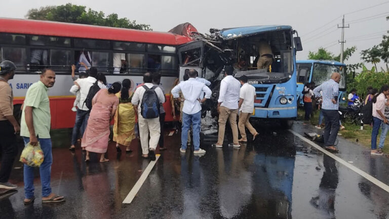 ಮಂಡ್ಯ : ಮೂರು ಬಸ್‌‍ಗಳ ನಡುವೆ ಭೀಕರ ಅಪಘಾತ, ಇಬ್ಬರು ಮಹಿಳೆಯರು ಸಾವು