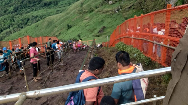 ಪ್ರತಿಕೂಲ ಹವಾಮಾನ ಲೆಕ್ಕಿಸದೆ ಇಂದು ಕೂಡ ಶ್ರೀದೇವಿರಮ್ಮನ ಬೆಟ್ಟಕ್ಕೆ ಭಕ್ತರ ದಂಡು