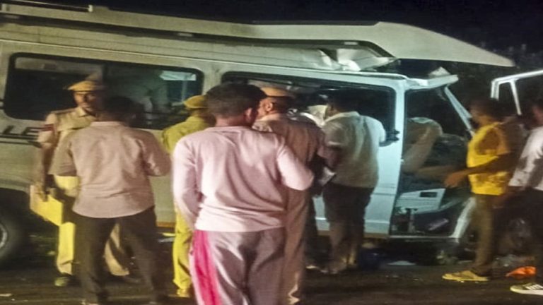 ಉತ್ತರ ಪ್ರದೇಶದ ಝಾನ್ಸಿ-ಮಿರ್ಜಾಪುರ ಹೆದ್ದಾರಿಯಲ್ಲಿ ಕಾರು-ಬಸ್‌‍ ನಡುವೆ ಅಪಘಾತ, ಮೂವರ ಸಾವು