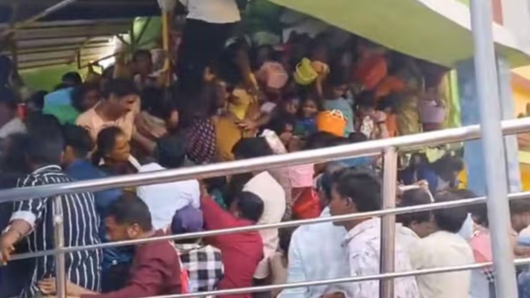 ಆಂಧ್ರಪ್ರದೇಶದ ಶ್ರೀಕಾಕುಳಂ ಕಾಶಿಬುಗ್ಗ ವೆಂಕಟೇಶ್ವರ ದೇವಸ್ಥಾನದಲ್ಲಿ ಕಾಲ್ತುಳಿತ, 10 ಮಂದಿ ಸಾವು