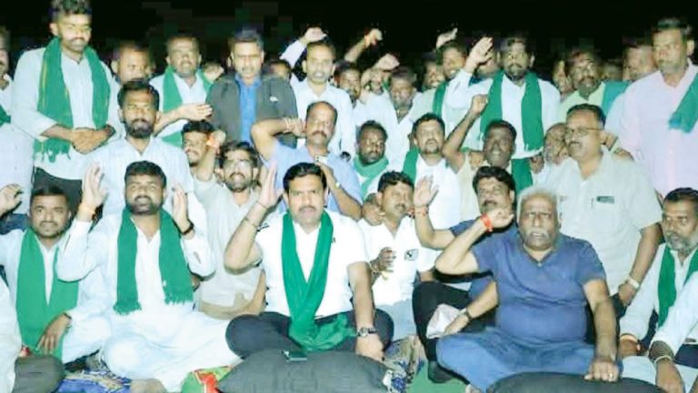 ತೀವ್ರಗೊಂಡ ಕಬ್ಬು ಬೆಳೆಗಾರರ ಹೋರಾಟ, ಹೆದ್ದಾರಿ ಬಂದ್‌, ವಿಜಯೇಂದ್ರ ಅಹೋರಾತ್ರಿ ಧರಣಿ